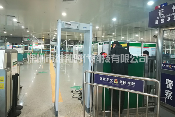 維和時代安檢門廠家為深圳機(jī)場汽車站供應(yīng)金屬探測安檢門[圖]