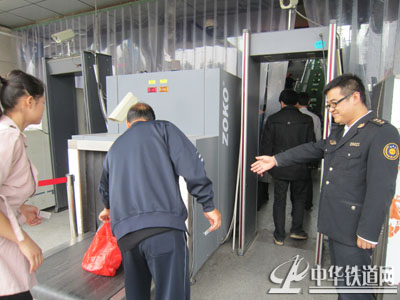 安康鐵路細化安保工作安檢門與X光安檢儀齊上陣[圖]