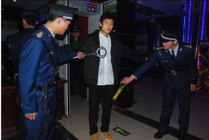 河南上蔡警方嚴(yán)查轄區(qū)公共娛樂場(chǎng)所安檢門制度落實(shí)情況[圖]