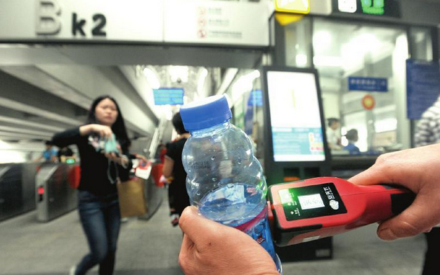 成都二環(huán)快速公交安檢采用手持液體檢測(cè)儀及防暴叉[圖]