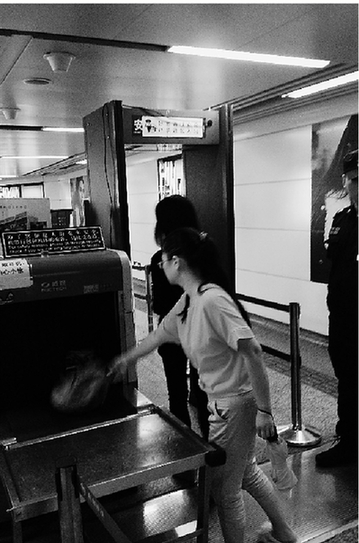 夏天小偷頻出沒(méi)，地鐵站裝上安檢門