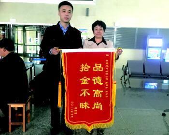 車站安檢門檢測很重要：女士將包遺落車站日照車站安檢處！