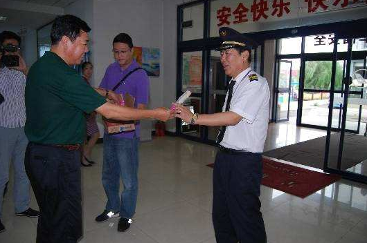 金屬探測(cè)安檢門廠家：烏魯木齊安檢總站關(guān)愛老年旅客