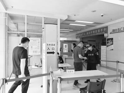 探訪醫(yī)院安全秩序管理現(xiàn)狀：進(jìn)大樓多了道安檢門(mén)