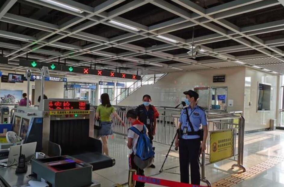 學校安檢任務重采用測溫安檢門檢測體溫保安全