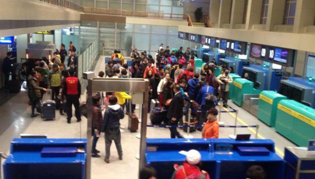 巴彥淖爾機場金屬探測安檢門檢查口發現違禁物品打火機[圖]