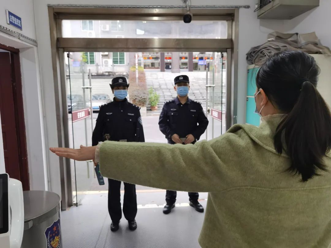 天柱法院安檢門顯神威，一女子攜帶違禁品被查獲！